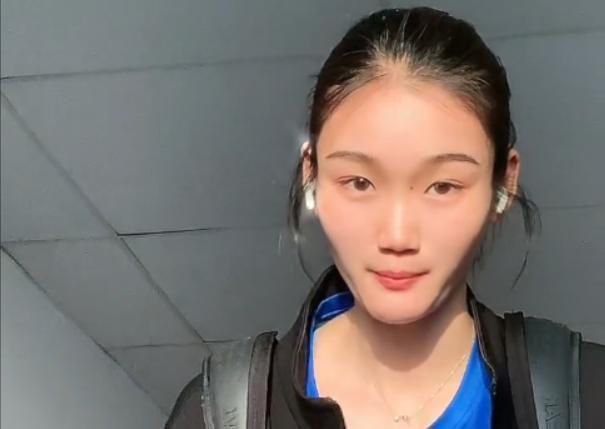 从官方提前发出的几条精彩片花中，我们看到了帕丁顿延续了一贯的呆萌耍宝，而相比第一部，这场帕丁顿熊的家族式冒险又上升到了新的高度